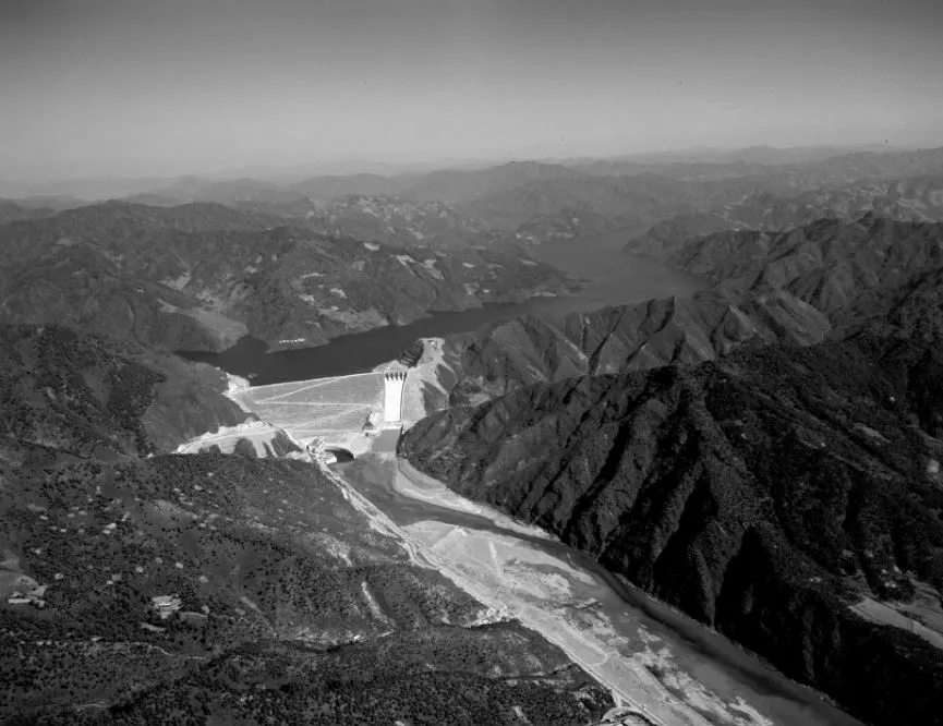 15_제2차 경제개발 5개년 계획의 일환으로 조선된 소양강 다목적댐.JPG