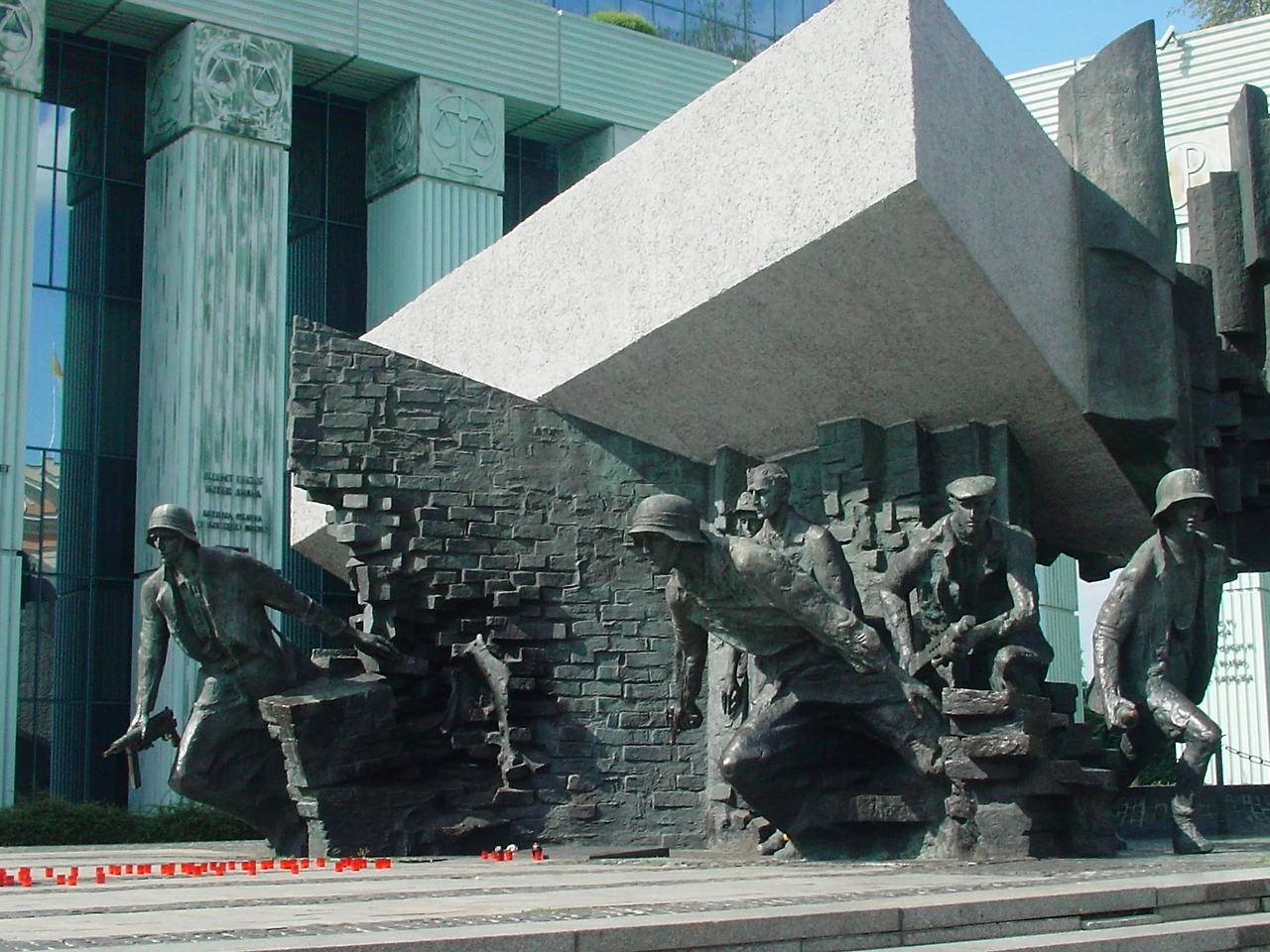 크라신스키 광장에 세워진 바르샤바 봉기상 1944년 8월 폴란드의 대독일 봉기로 시민 24만 명이 사망한다.JPG