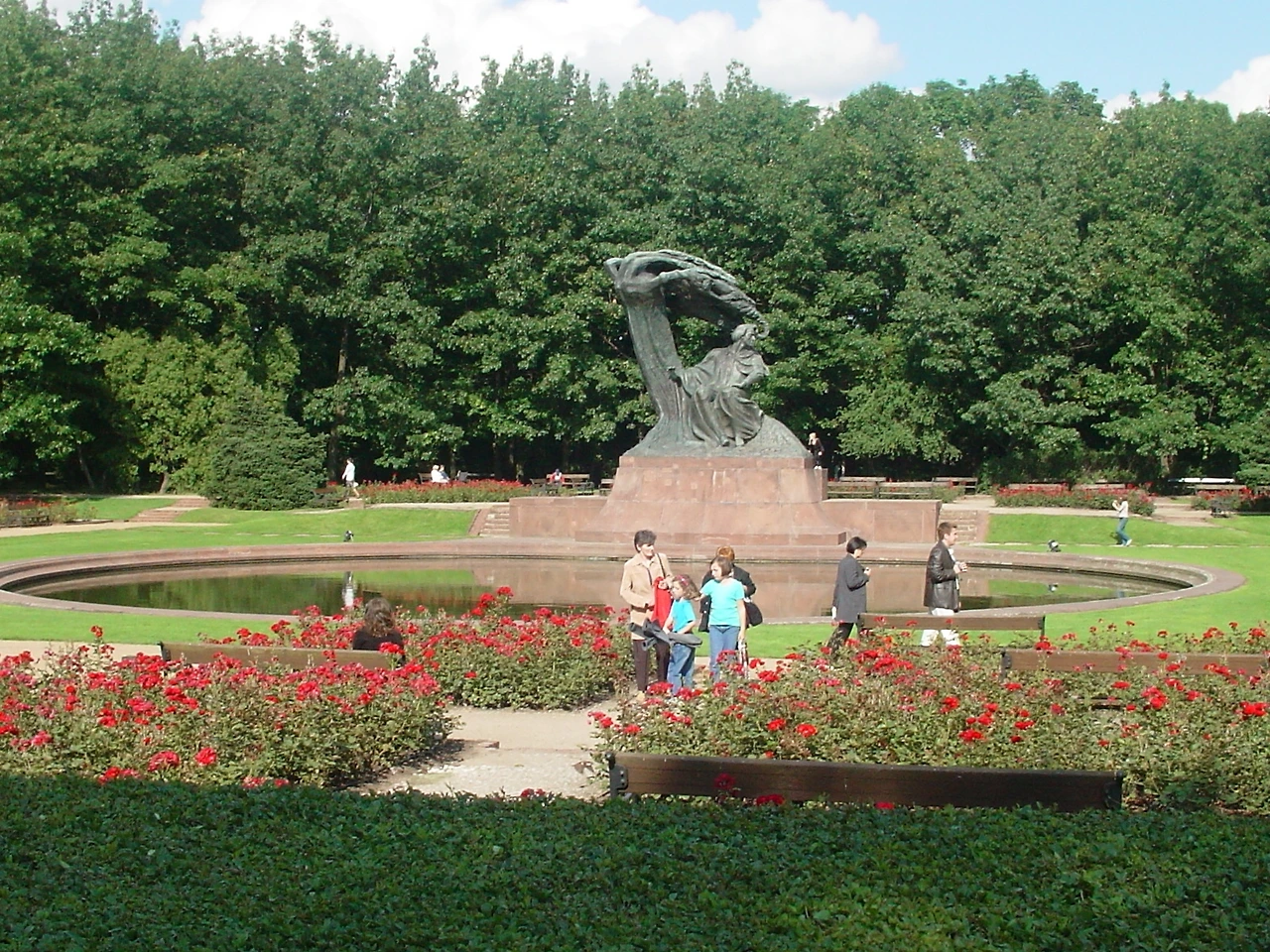 와지엔키 공원의 건반 위에 손을 올려놓고 악상을 떠올리는 쇼팽 기념비와 동상.JPG