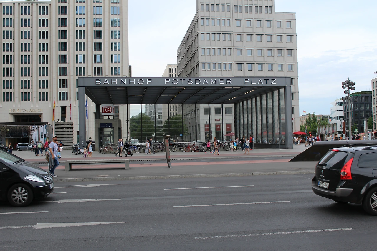 베를린의 새로운 중심 포츠담 광장 역.JPG