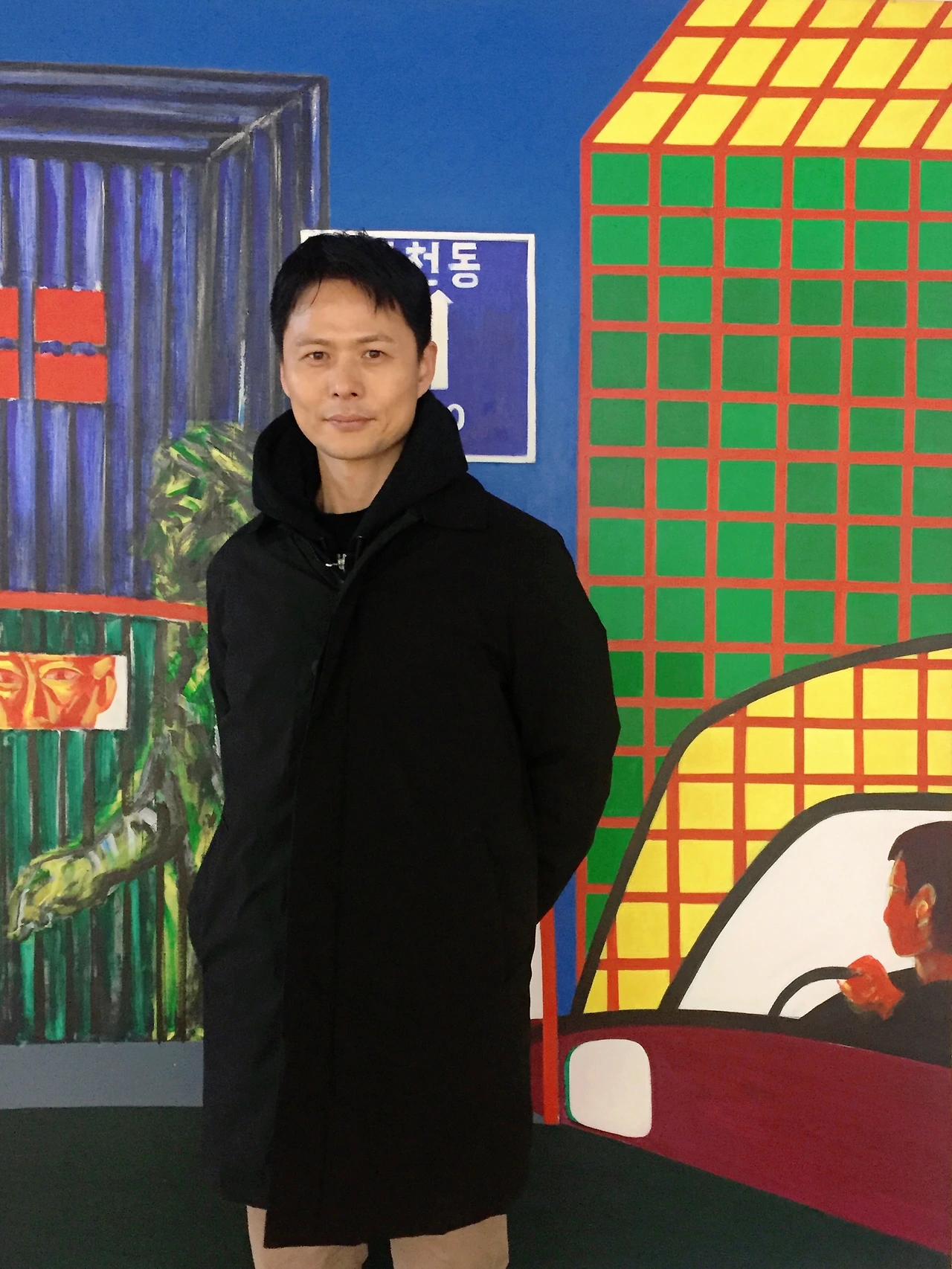 서용선 작가의 작품 앞에 선 건축가 정의엽 (사진 함혜리).JPG