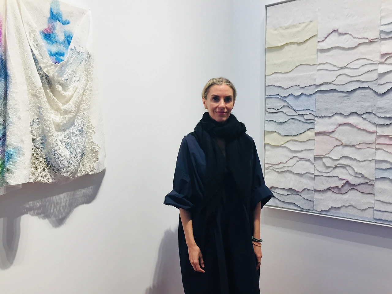 리만머핀 서울 갤러리에 전시된 작품 앞에 선 작가 라이자 루..jpeg