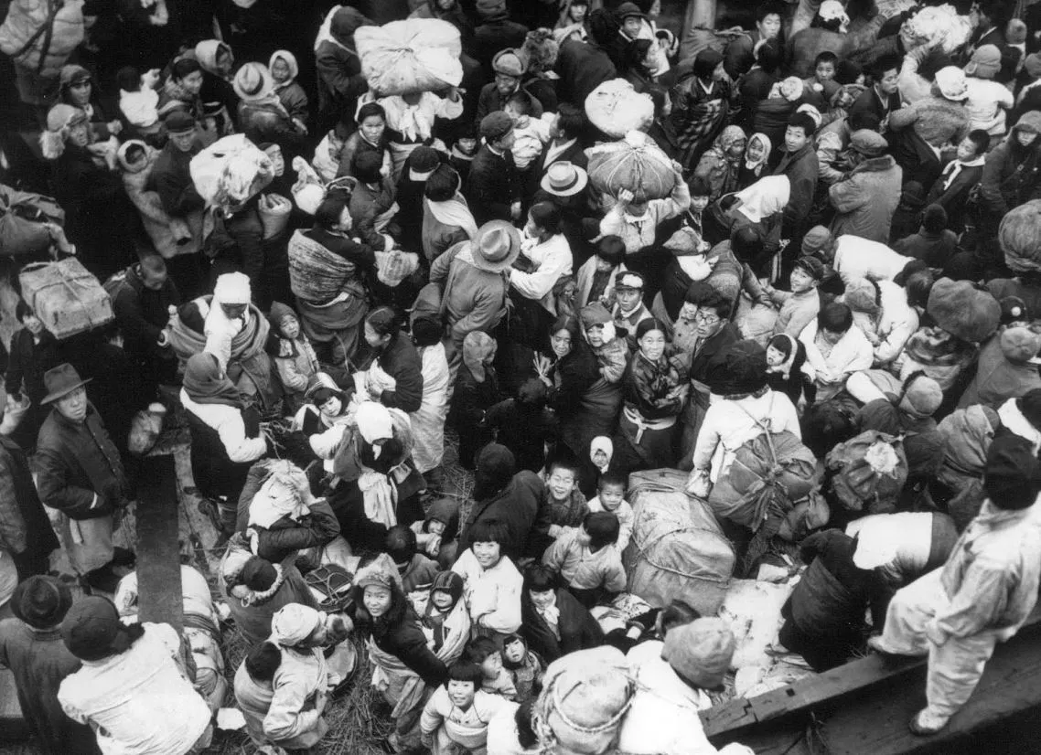 배에 탄 피난민들.JPG