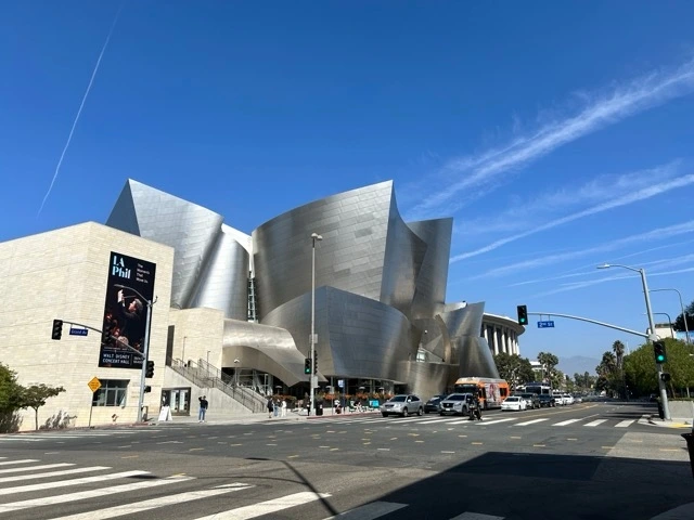 디즈니뮤직홀 Medium.jpeg