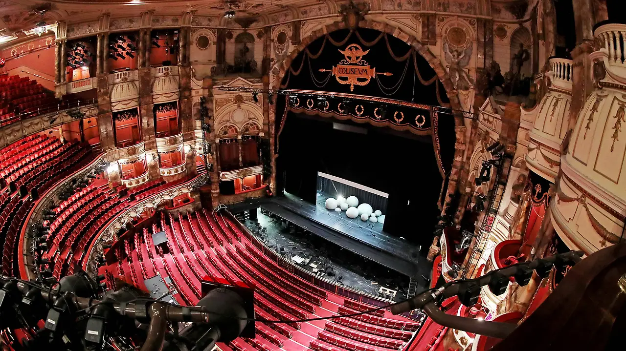 프로시니엄 극장의 예 Coliseum Theatre in London’s West End.jpeg