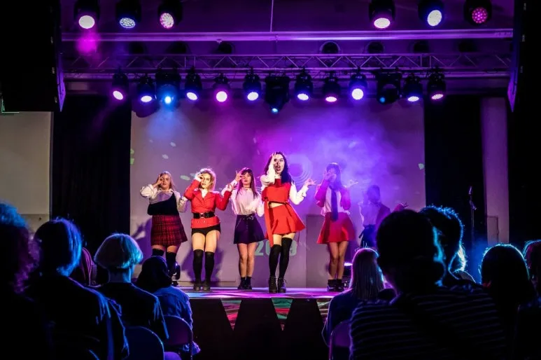 Kpop-%ED%95%80%EB%9E%80%EB%93%9C-%ED%97%AC%EC%8B%B1%ED%82%A4-%ED%95%9C%EA%B5%AD%EB%AC%B8%ED%99%94.jpeg?type=w773