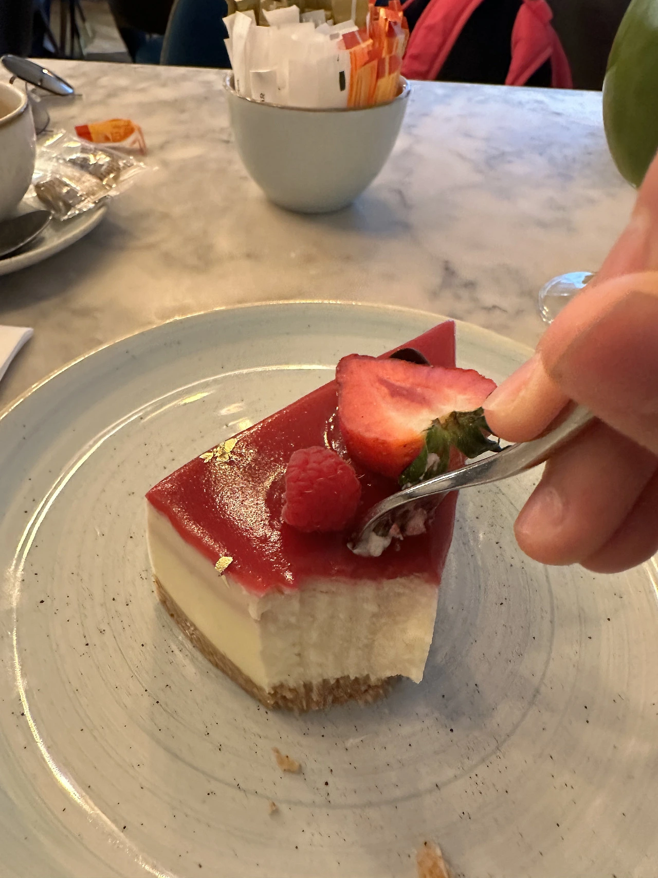 6디저트_harrods-raspberry-cheesecake-london-1.HEIC