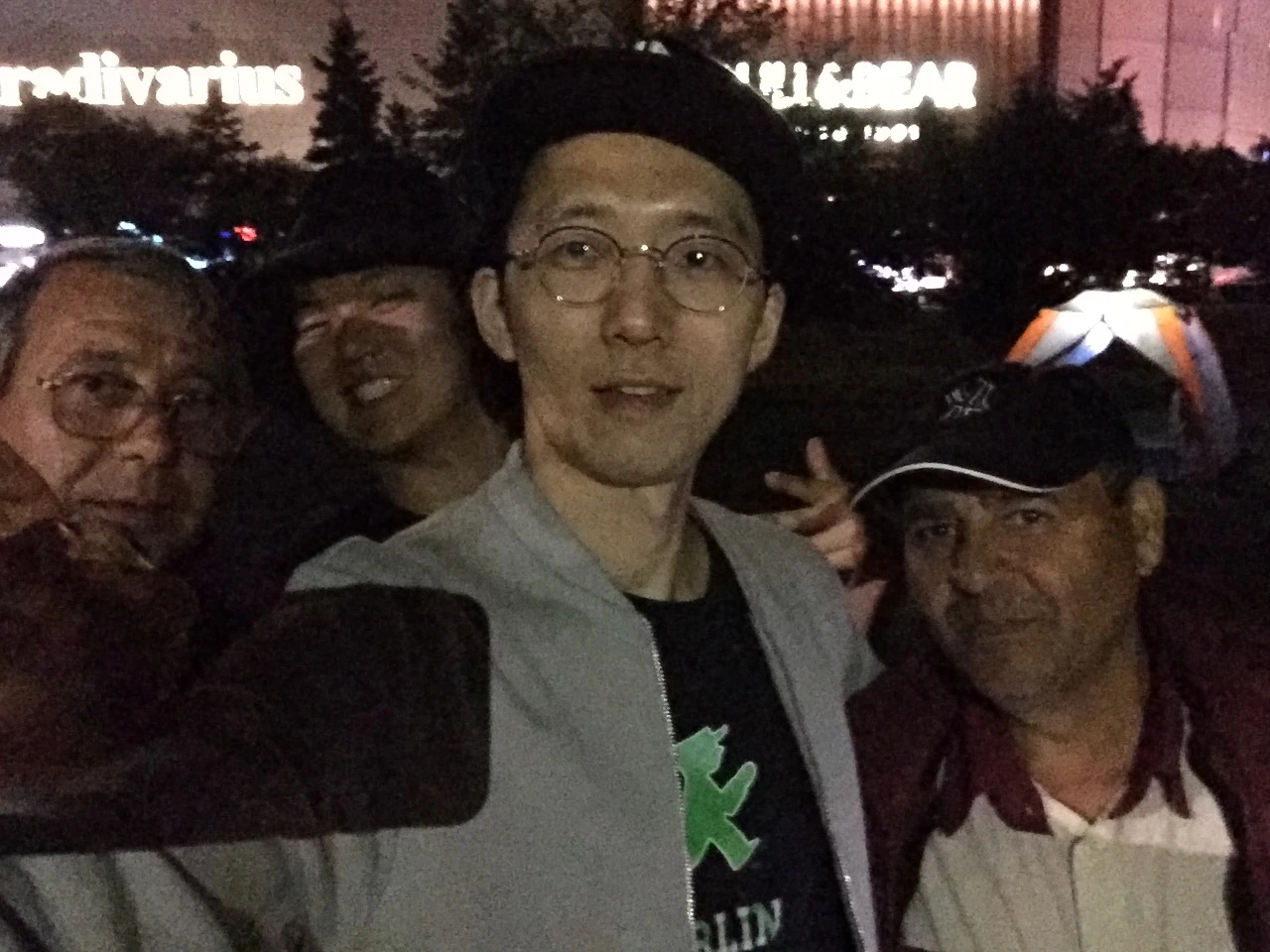 6_우니리 공원 아저씨들과 기념사진.JPG