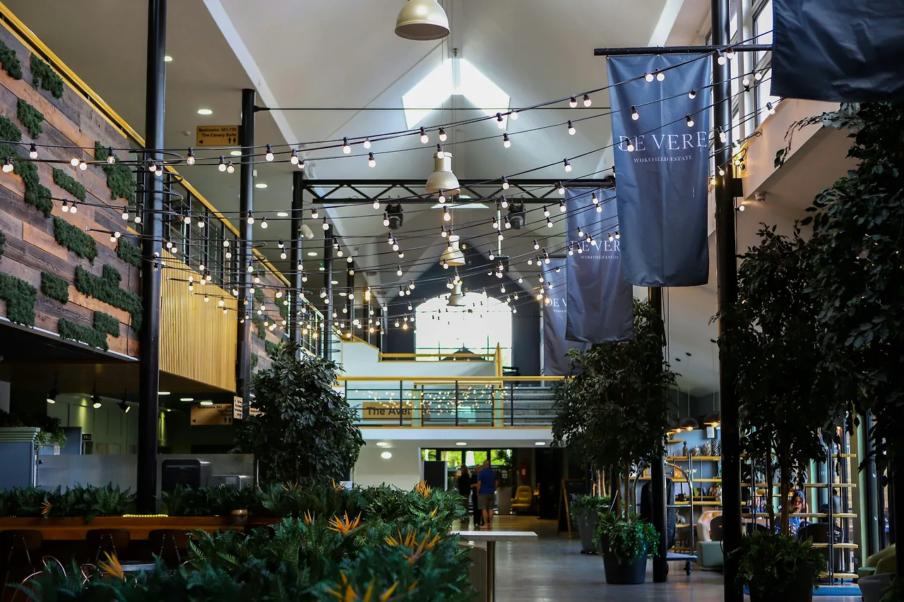 photo-1758285477208-2300ae0c668d?ixlib=rb-4.1.0&ixid=M3wxMjA3fDB8MHxwaG90by1wYWdlfHx8fGVufDB8fHx8fA%3D%3D&fm=jpg&q=60&w=3000