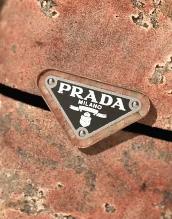 프라다 로고.jpeg