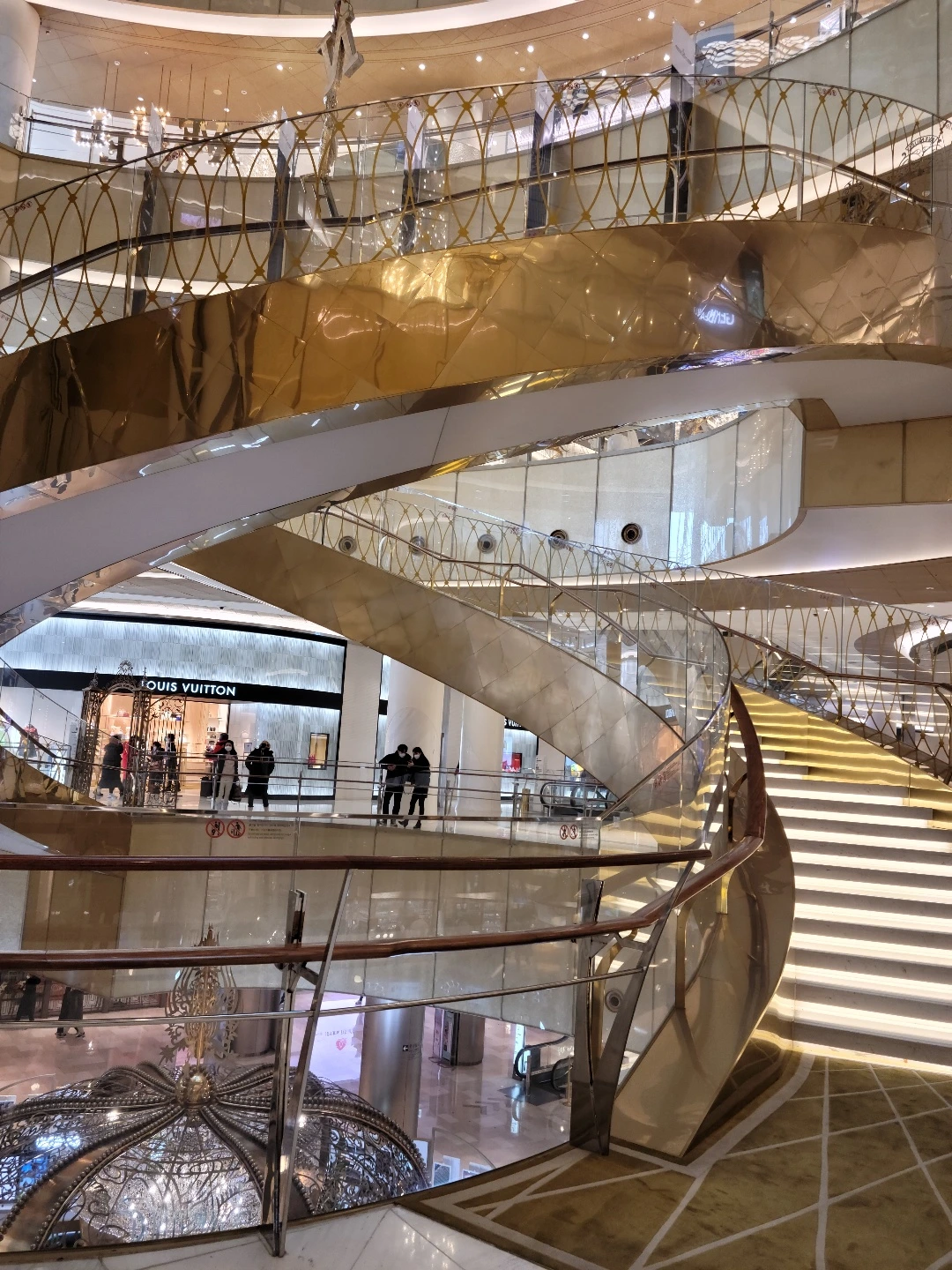 루이비통 건물외관.jpeg