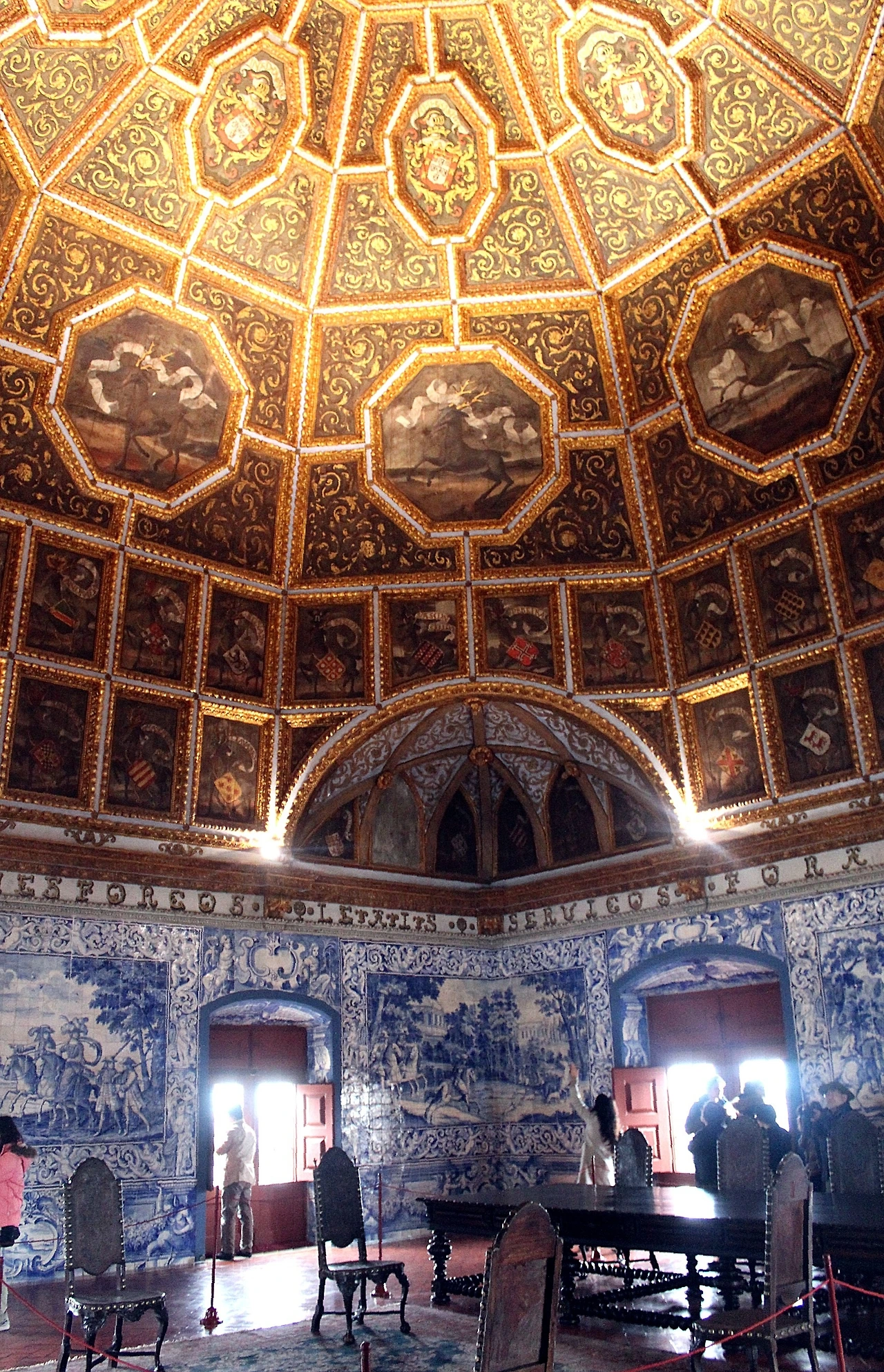 Palácio_Nacional_de_Sintra,_the_Sala_dos_Brasões.jfif