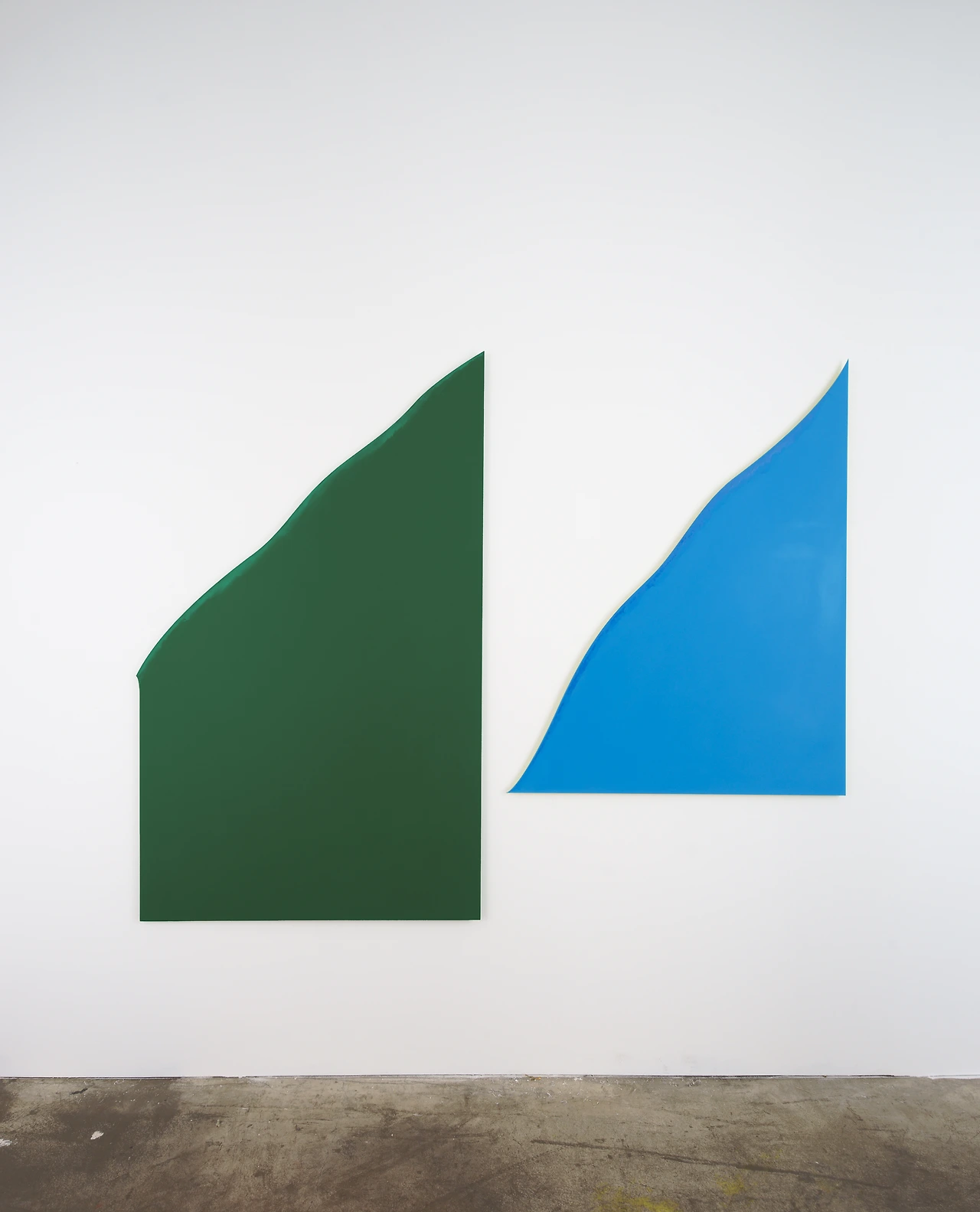 8. 이정배, 〈두 개의 봉우리〉, 2020-2024, 2020-2023, 알루미늄, 우레탄 페인트,  144.7×89×0.8cm; 114×88.5×0.8cm, 개인 소장.JPG