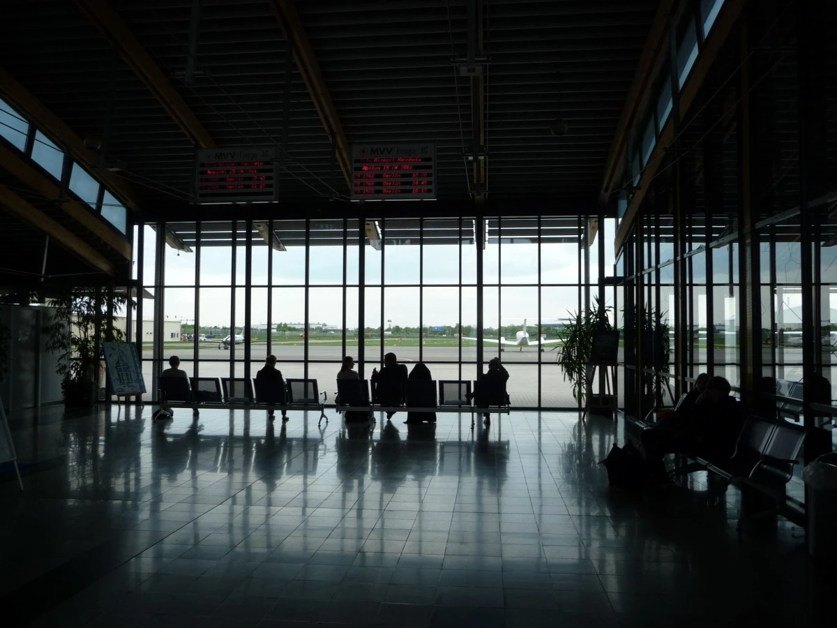 airport_terminal_waiting_area_passenger_lounge_mannheim_germany_glass_people-1138020.jpg!d