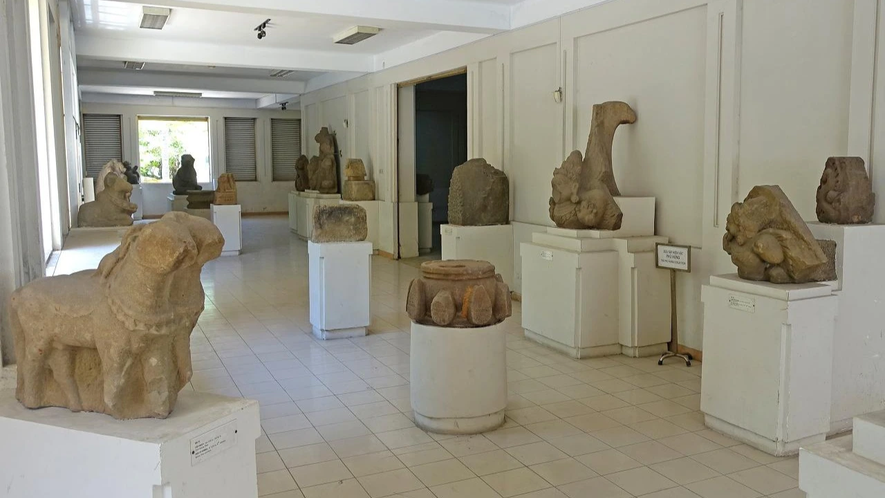 public_ Interior_view_-_Museum_of_Cham_Sculpture_-_Danang,_Vietnam_-_DSC01931.jpeg