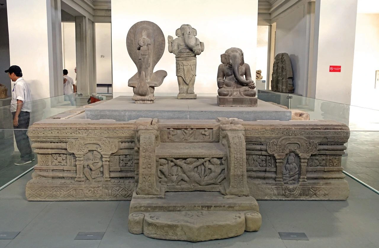 public_ Pedestal,_My_Son_E1,_view_1,_7th_century,_Quang_Nam_-_Museum_of_Cham_Sculpture_-_Danang,_Vietnam_-_DSC01700.jpeg
