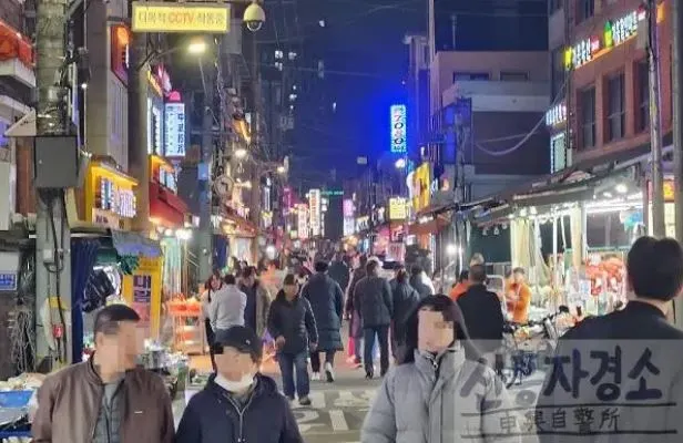 대림동 조선족 대문 로고 박힌 것.JPG