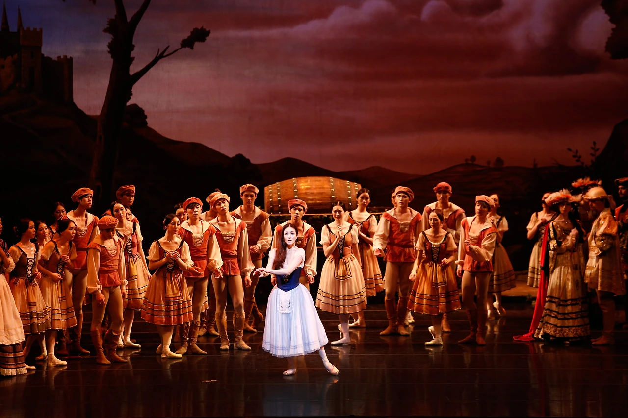 4.지젤 1막 매드씬- 김주원_이승현 ⓒ유니버설발레단 Photo by Kyungjin Kim.JPG