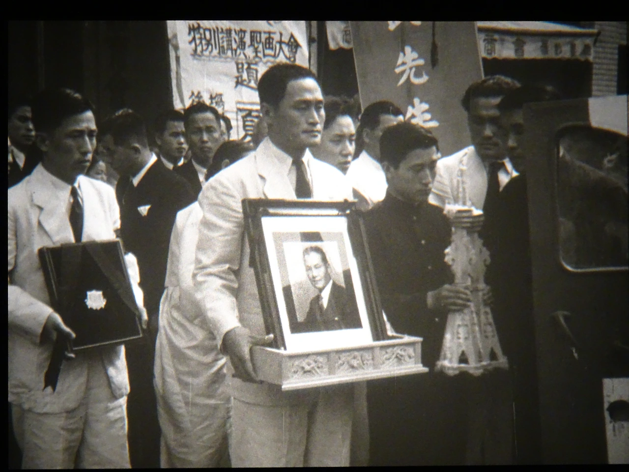 (사진 9-1) 전경무 장례식 NARA film archives-01.JPG