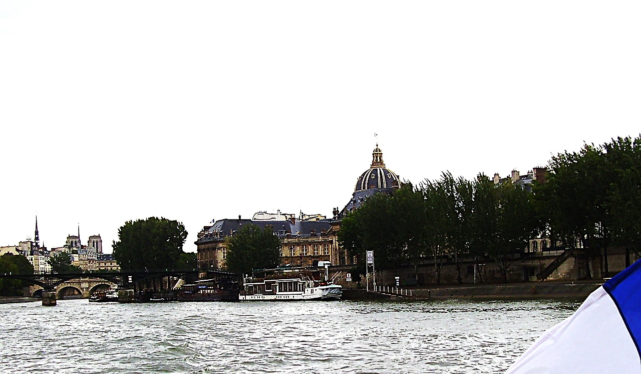 P7230244 2(세느가 유람선에서 본 파리).JPG
