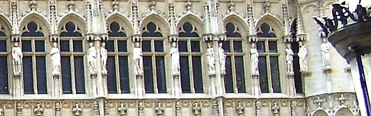 P7240284 2(시청사 외관 조각상).JPG