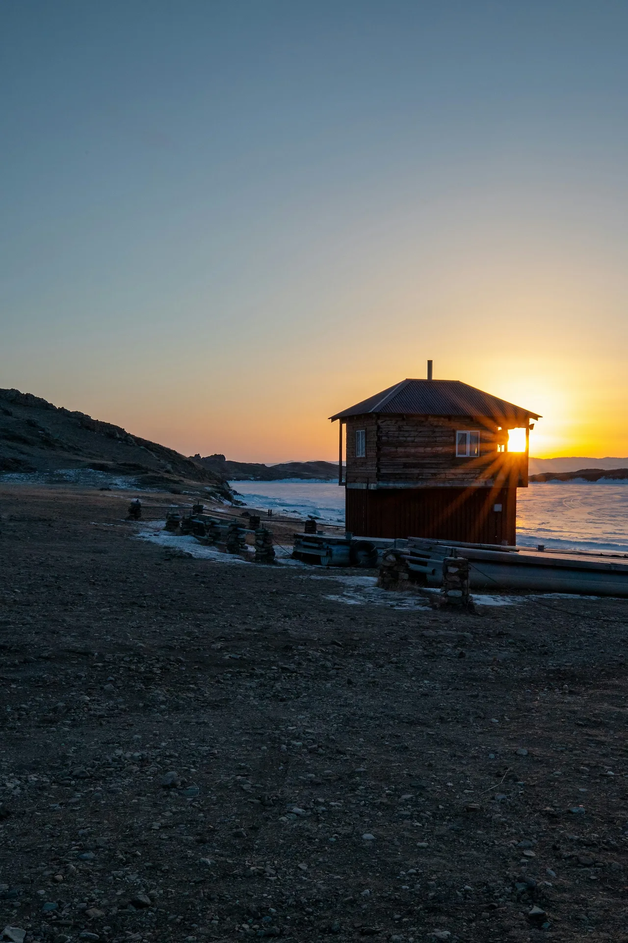 photo-1732654154851-278ab9a66ea3?fm=jpg&q=60&w=3000&ixlib=rb-4.0.3&ixid=M3wxMjA3fDB8MHxzZWFyY2h8N3x8bW9ybmluZyUyMGxpZ2h0JTIwdGhyb3VnaCUyMHdpbmRvd3xlbnwwfHwwfHx8Mg%3D%3D