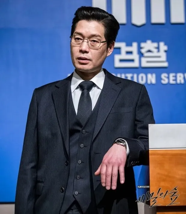 비밀의 숲 이창준.jfif