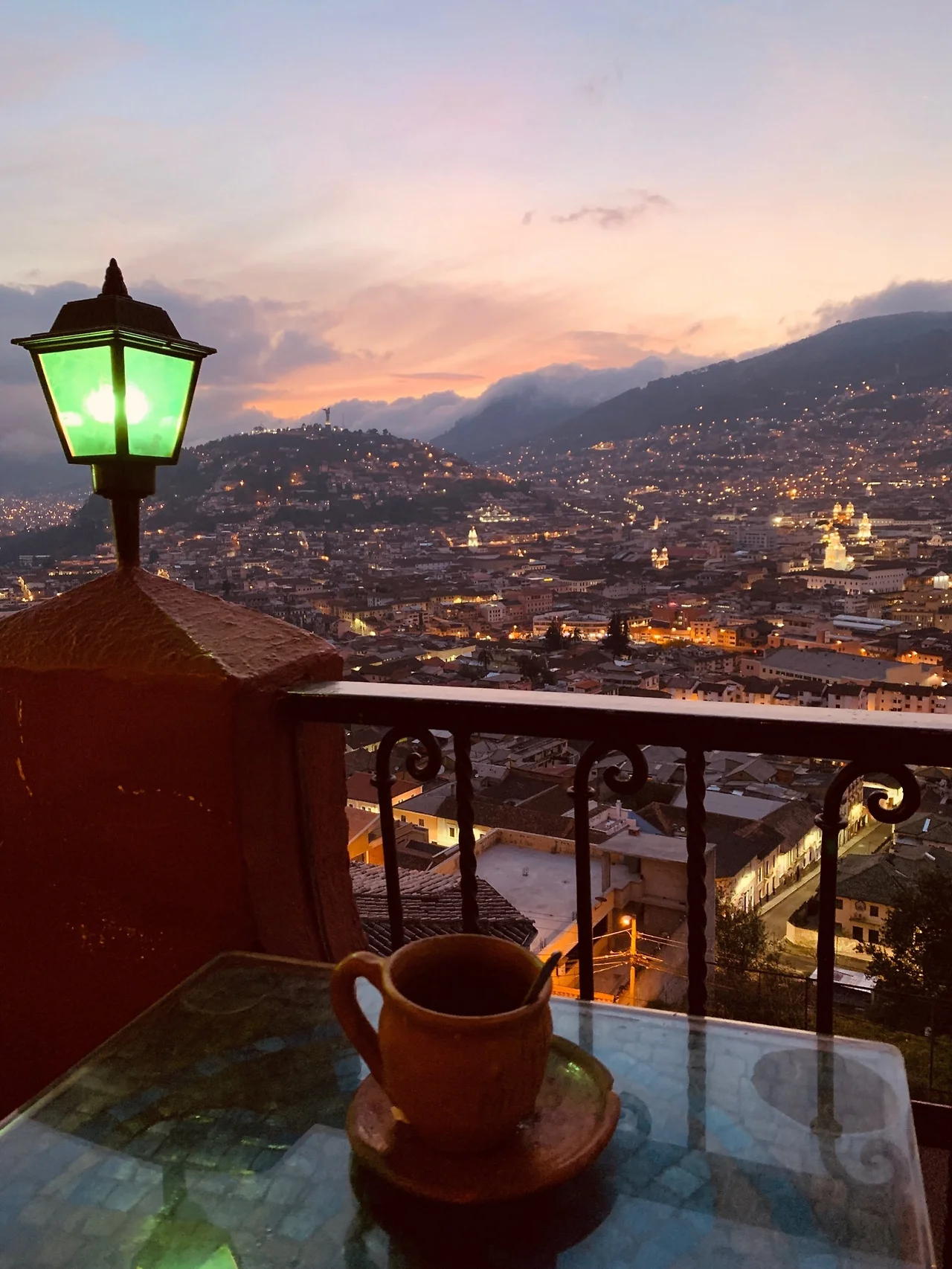 26_에콰도르 키토_혼자 간 야경이 유명한 카페.jpeg