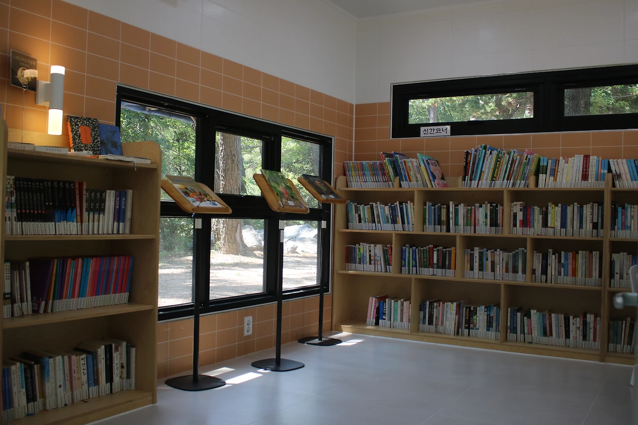 아담한 공간에는 잠시 머물러도 숲 내음이 가득 풍겼다..JPG