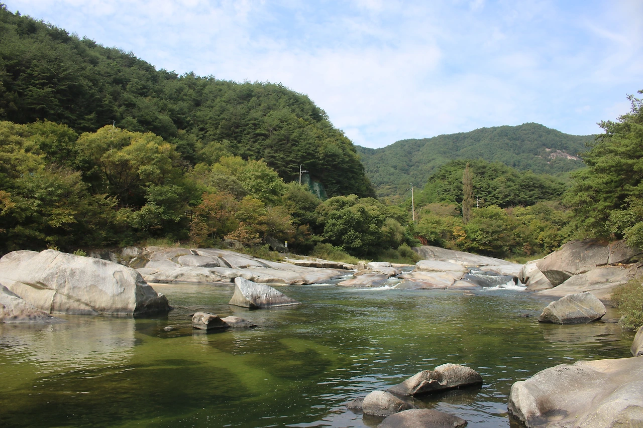 화림동계곡에는 기이하고 멋스러운 바위가 많다..JPG