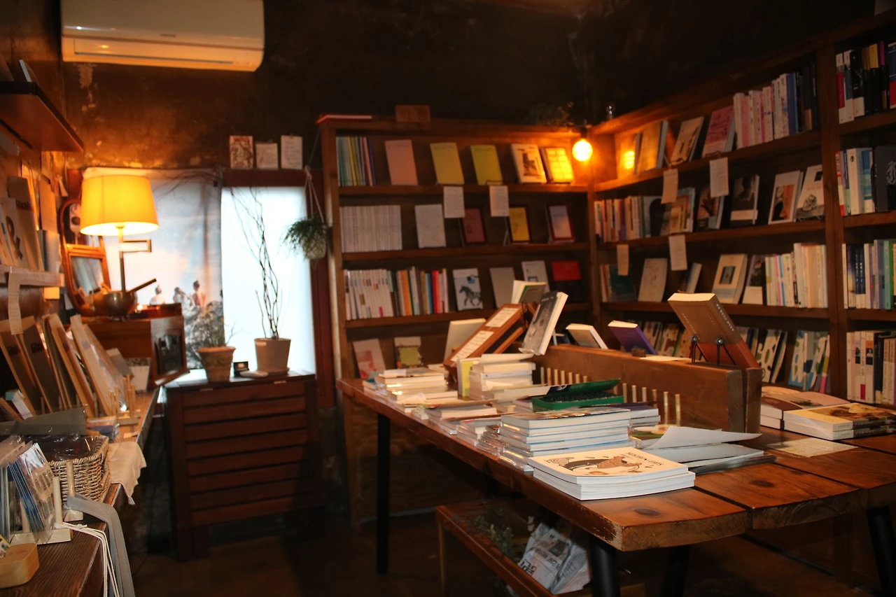 정성스럽게 써놓은 책의 꼬리표와 개성적인 독립출판물을 만나볼 수 있다..JPG