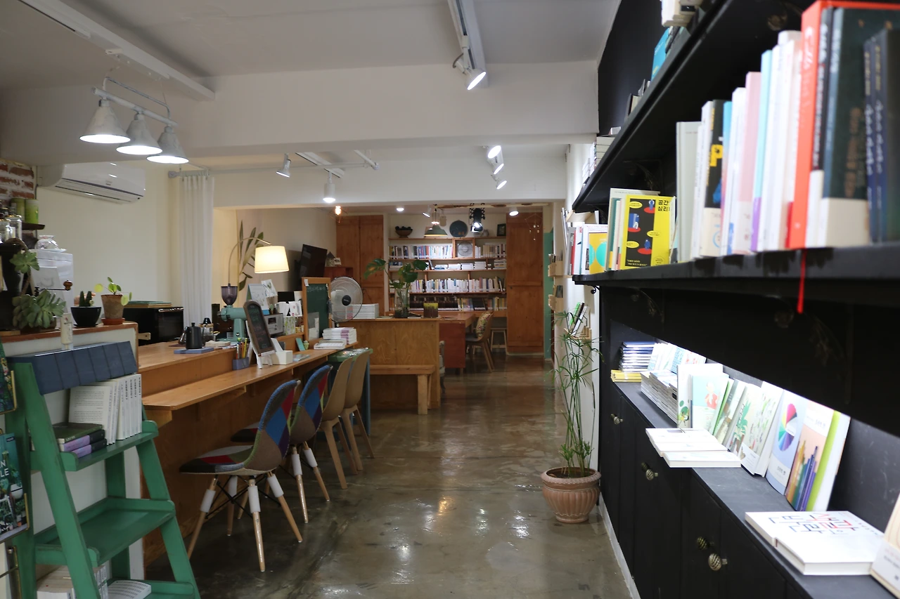 평화, 예술이 공존하는 책방은 책방지기의 삶이 녹아있다..JPG