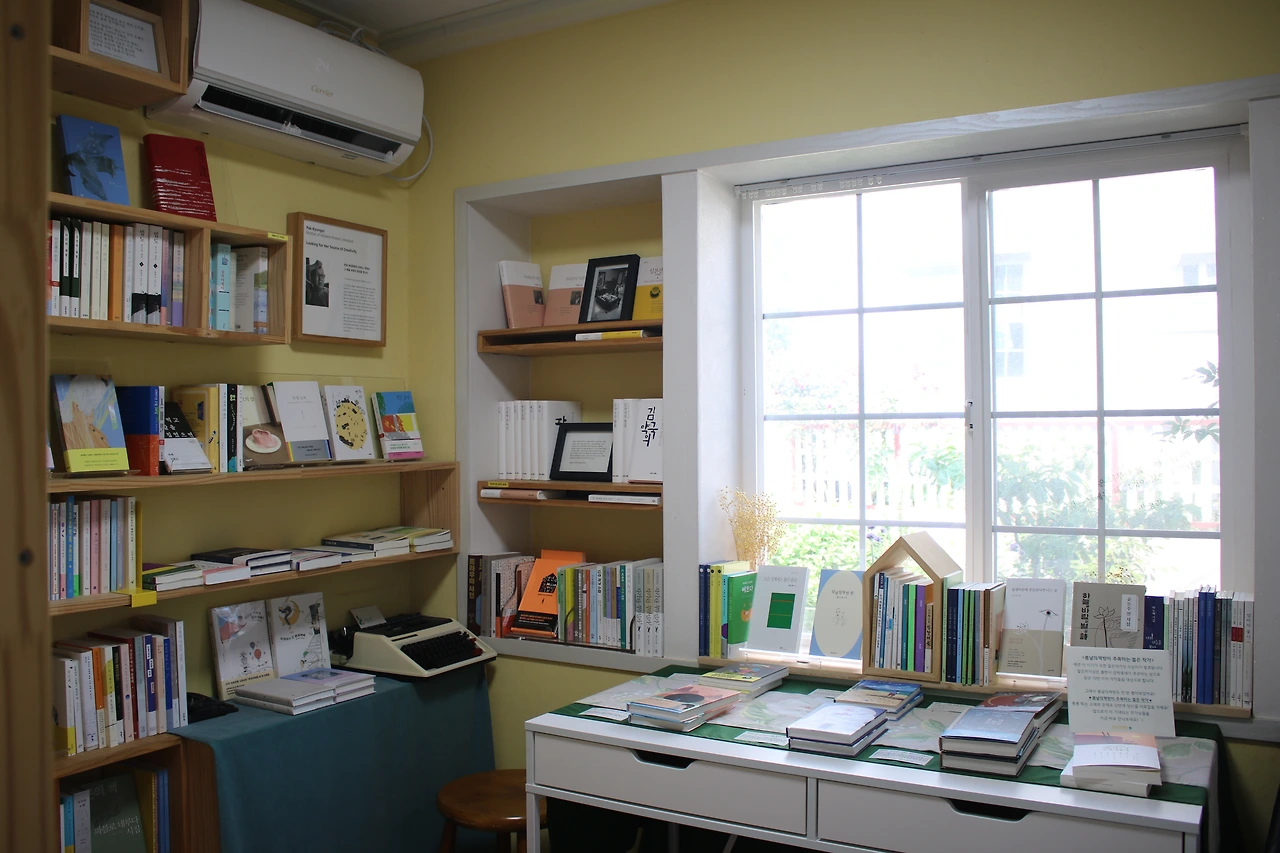 작가의 방에는 잠시 창틀에 비친 봄볕처럼 따사로운 햇살과 연둣빛 색에 아름다움에 취한다..JPG