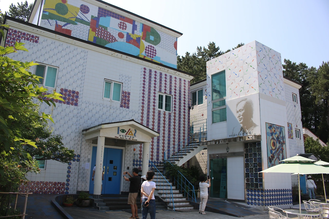 전혁림미술관, 색색의 타일 장식으로 꾸며진 외관부터 독특한 매력을 지녔다..JPG