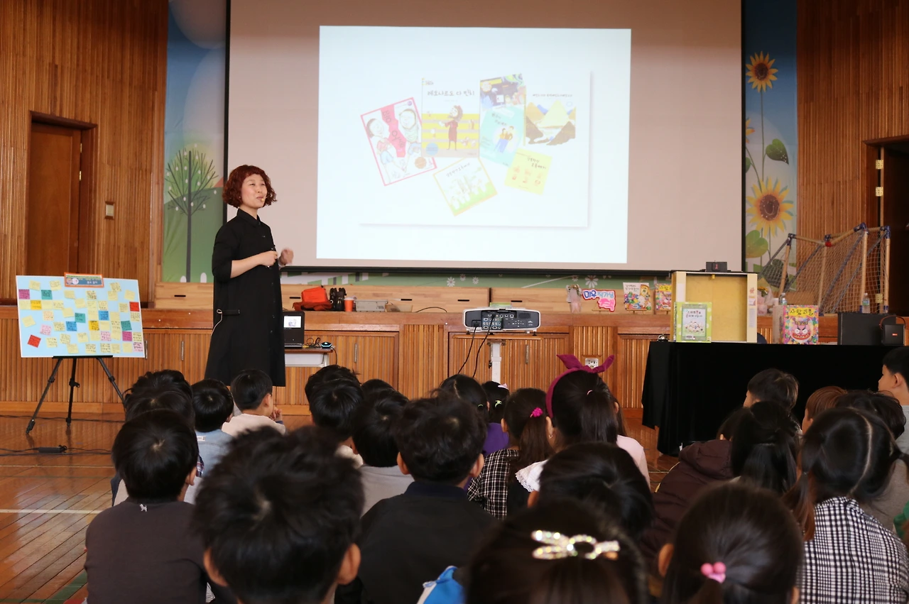 작가와 함께 그림책의 세계에 빠지다..JPG