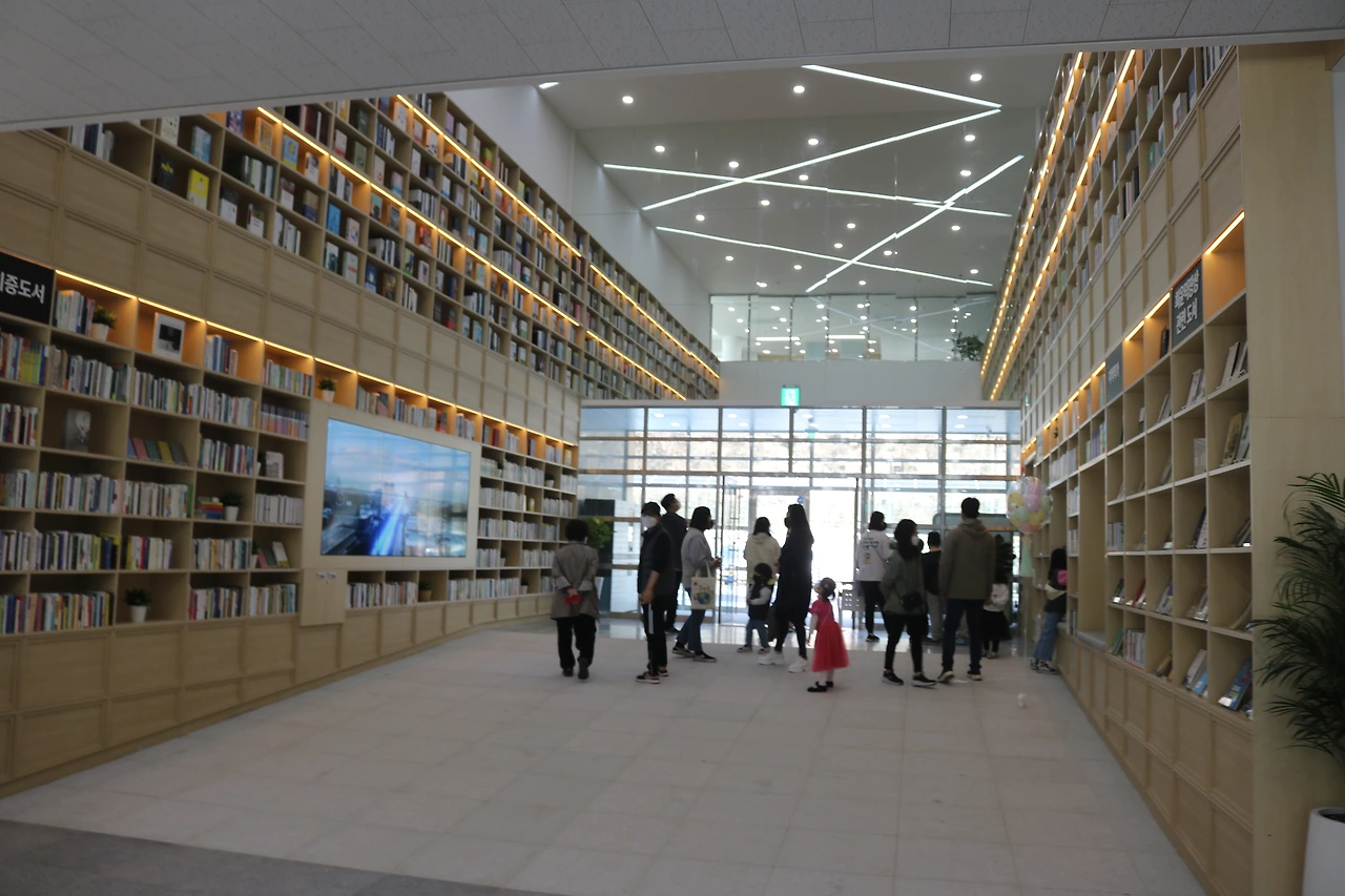 과거와 현재. 미래를 엿볼 수 있는 도서관을 환상적으로 표현했다..JPG