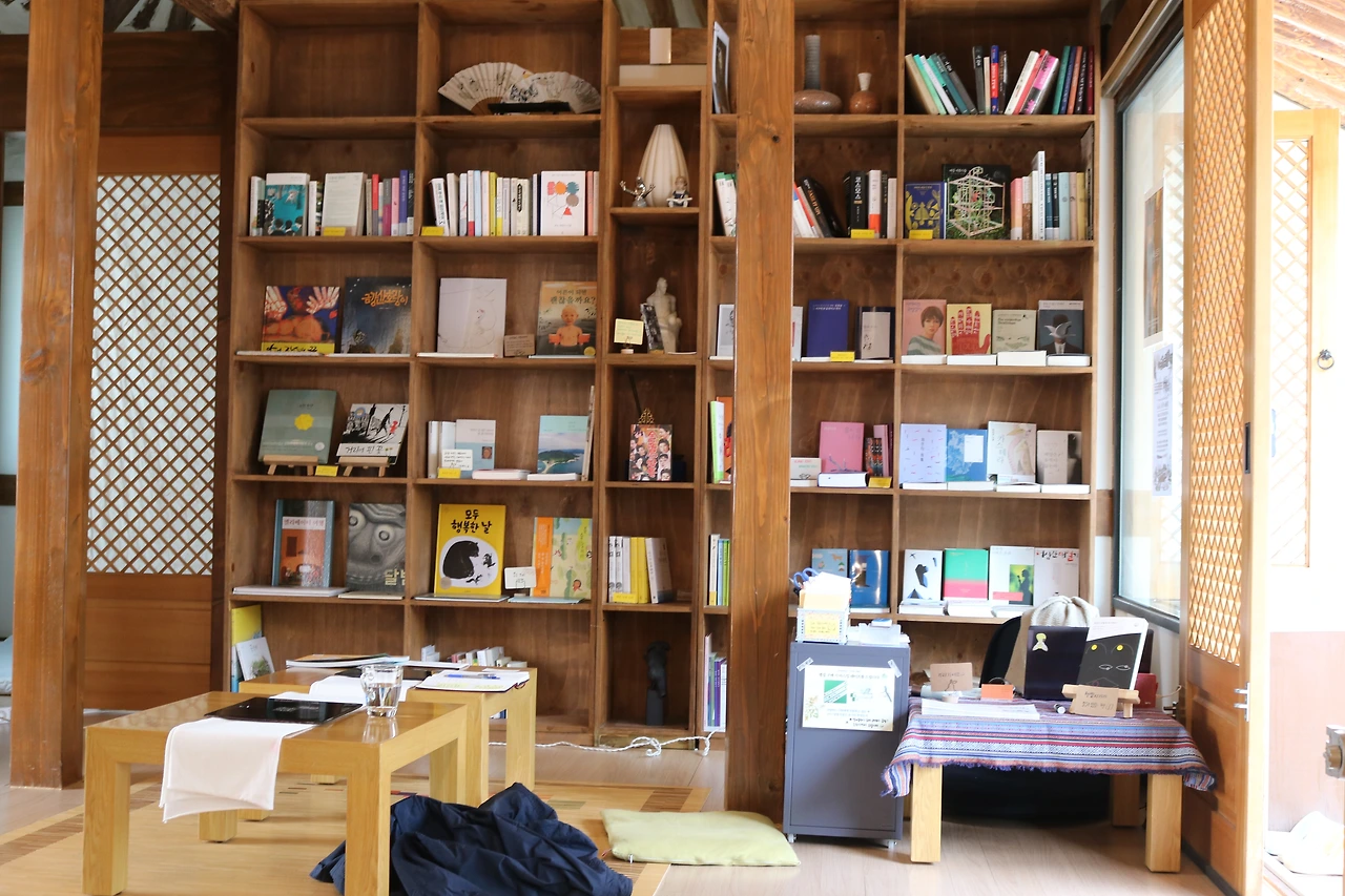 그리고당신의이야기-당신의 못다한 이야기를 비우고 채워가는 책방이 소소하고 따뜻한 느낌이 난다..JPG