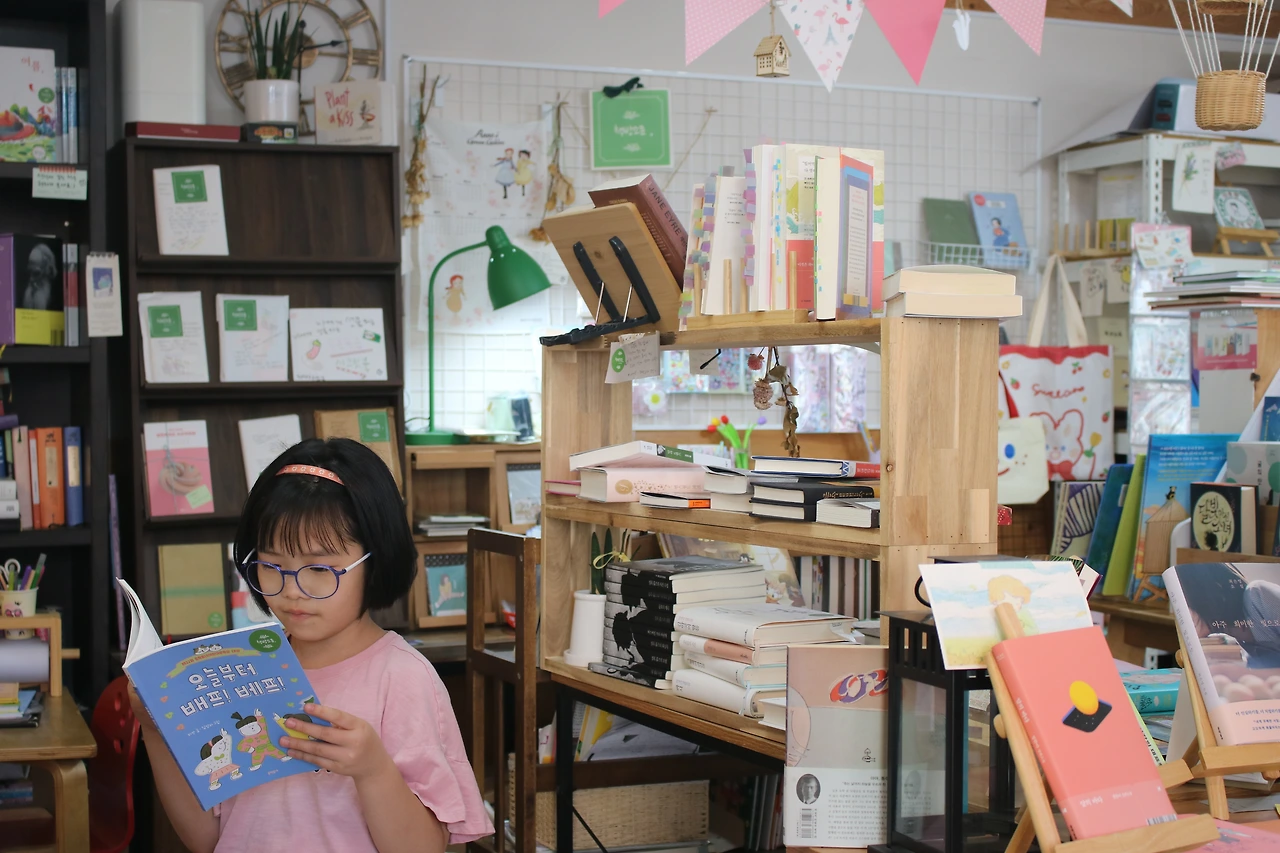 책방의 명예회장 딸은 그림책을 선정하고 배가하는 역할 및 잘못된 부분을 지적하는 잔소리꾼.JPG