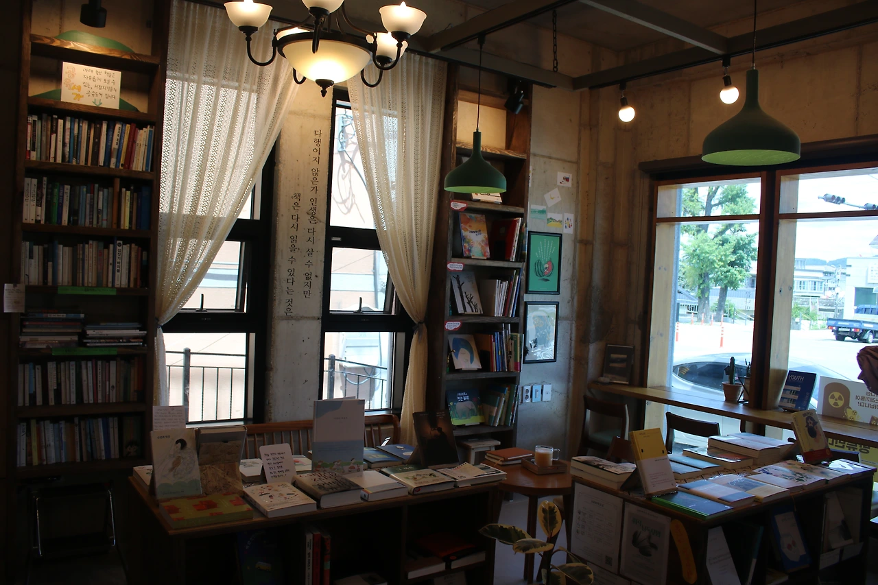 오후공책은 다섯 명의 책방지기가 꿈을 실현하는 아지트 공간이다..JPG