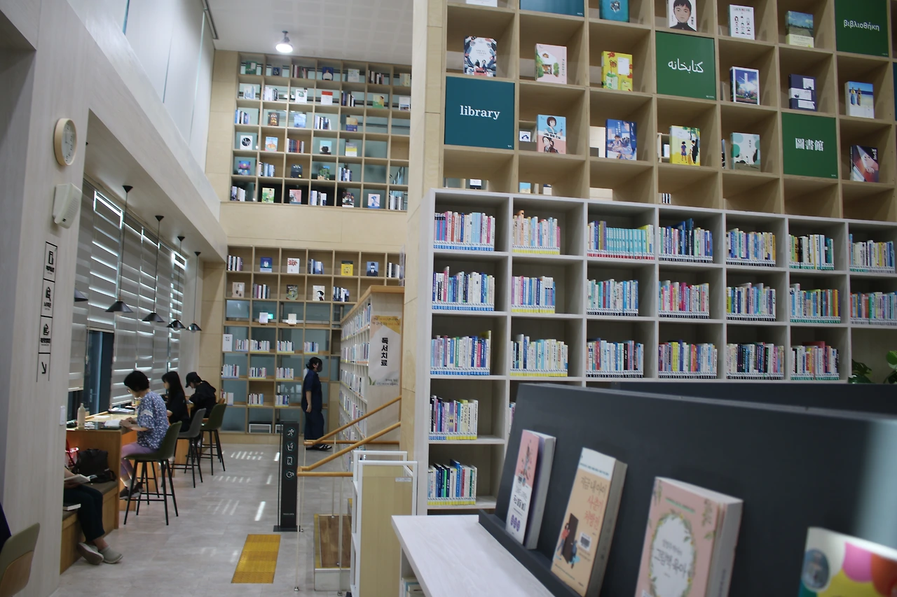 양산도서관만의 지적 라이프스타일이 곳곳에 스며들어있다..JPG