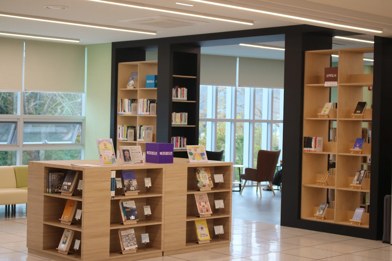 ‘우리 집 책장을 소개합니다’라는 북큐레이션 서재.JPG