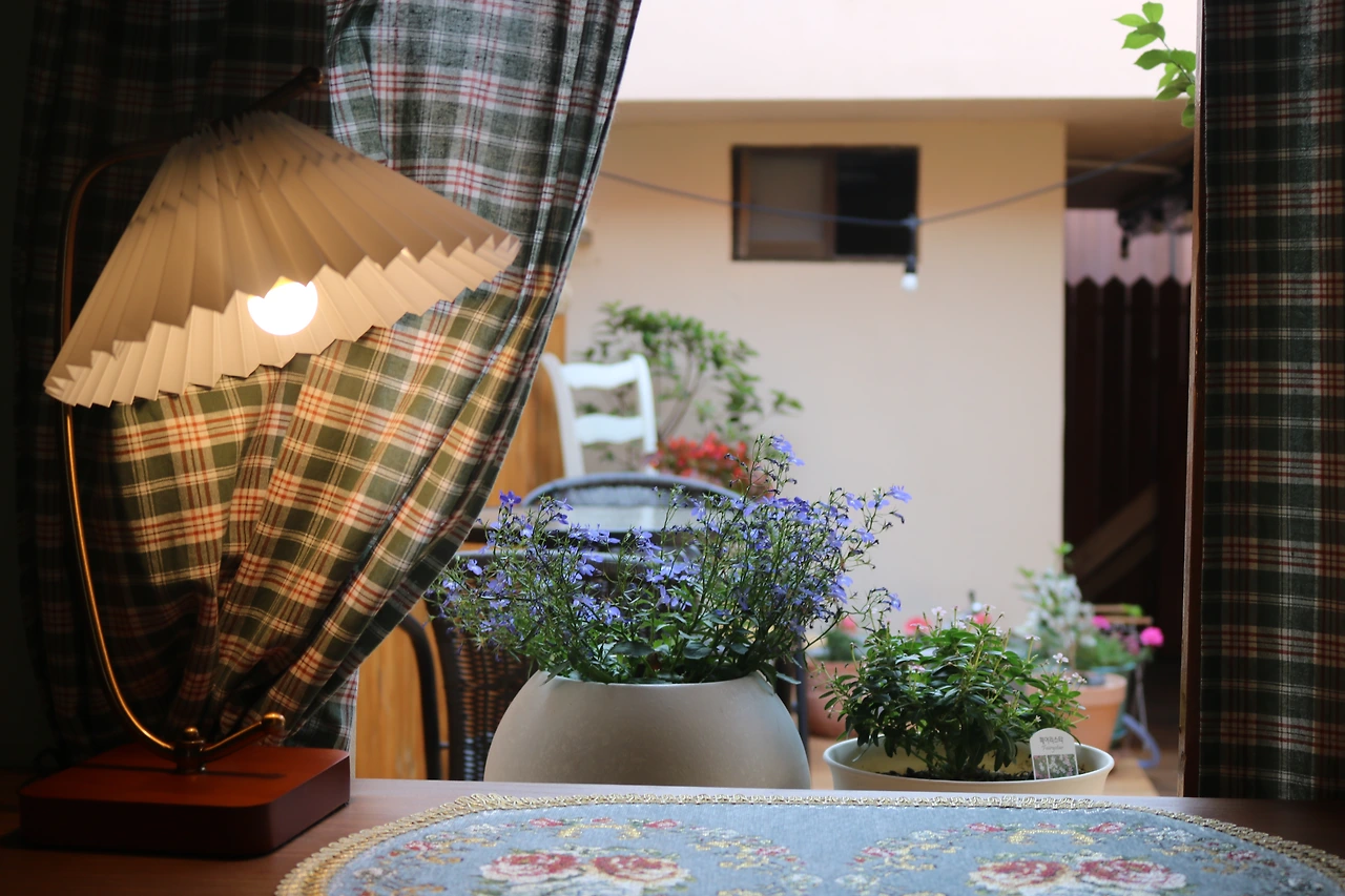 책방의 온기와 은은한 불빛이 발길을 멈추게 한다..JPG