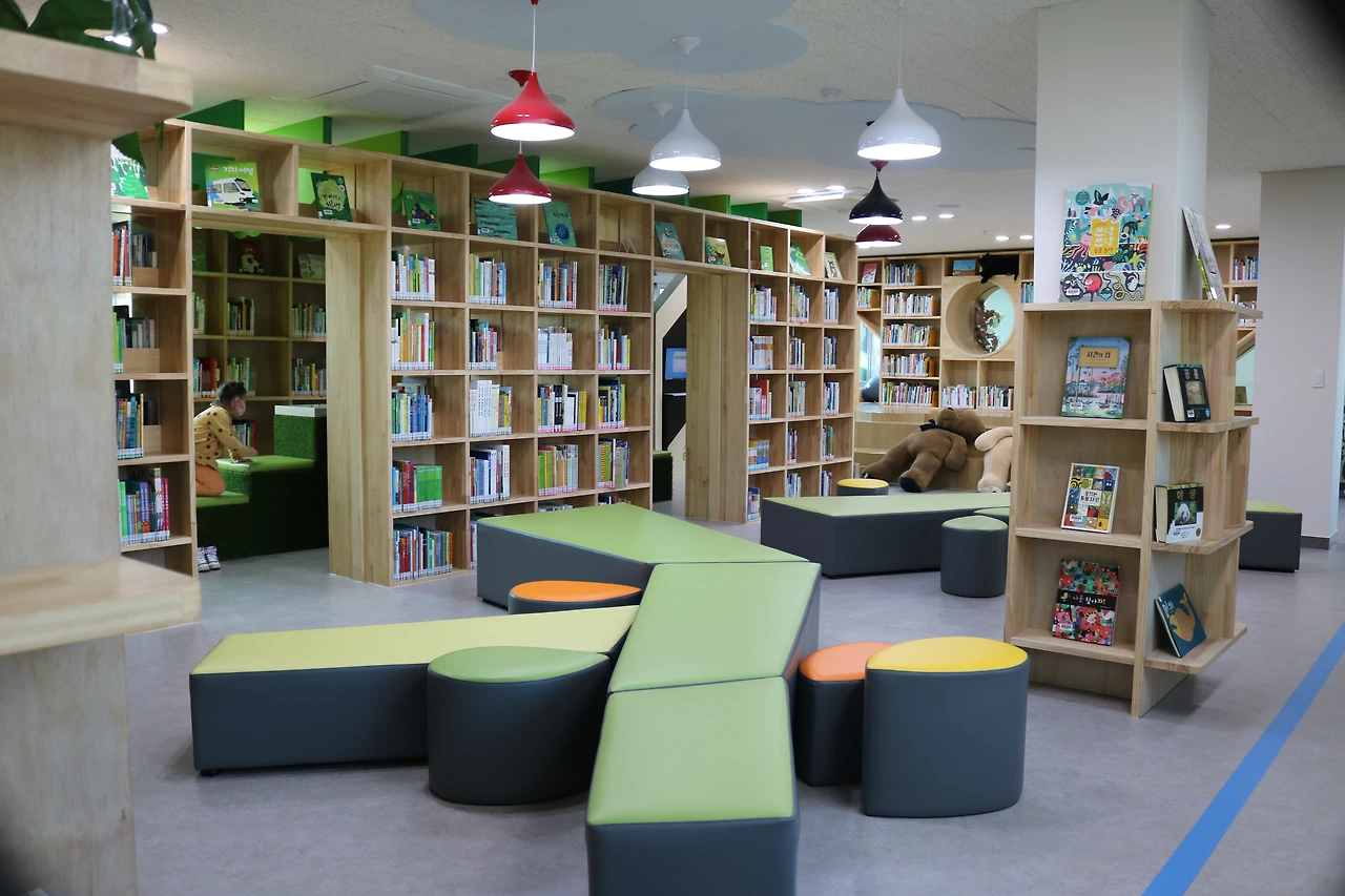 모글리의 숲은 정글에 온 것처럼 미지의 세계를 탐험하는 듯 역동성이 느껴지는 공간이다..JPG