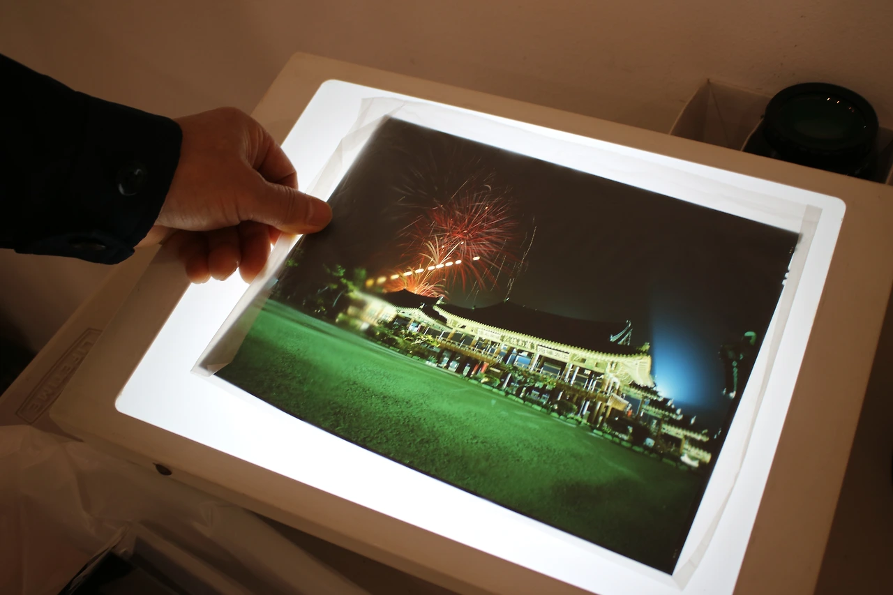 직접 필름사진으로 설명해 주는 손병효 작가.JPG