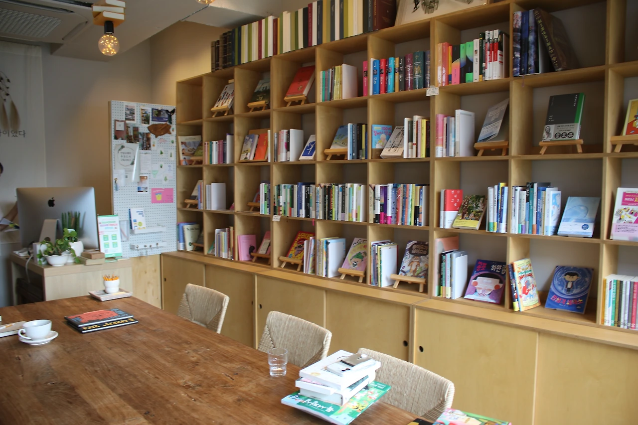 그림책과 다양한 인문학 도서가 책장에 채워졌다..JPG