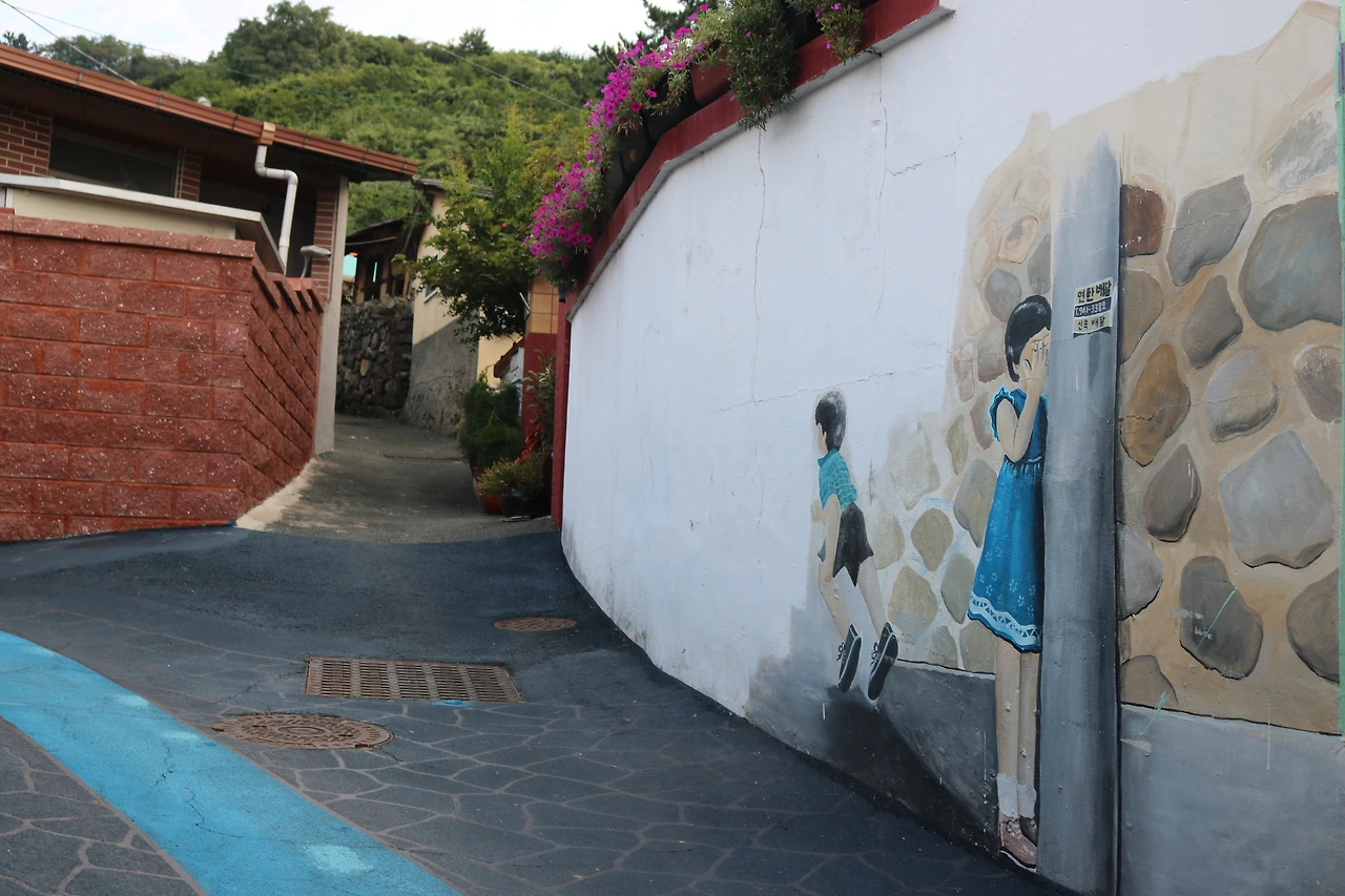 [사진 2.] 추억 속의 골목길을 걷다 보면 어릴 적 감성이 되살아난다..JPG