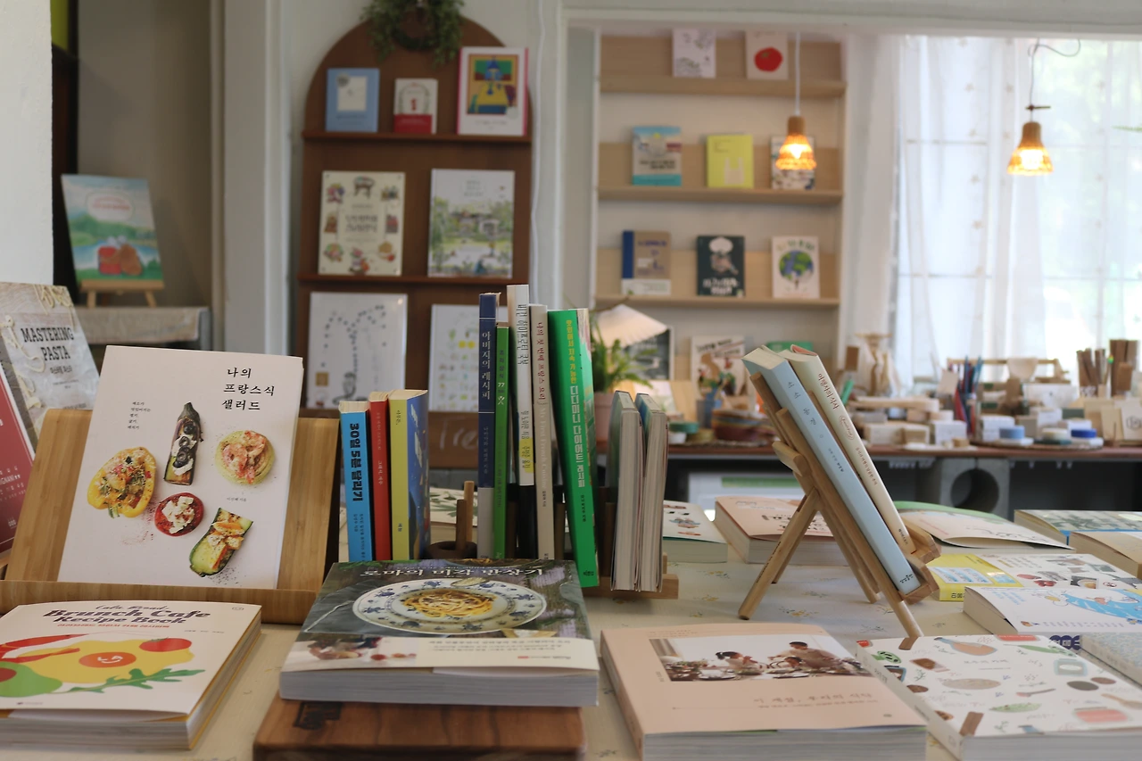 책방 여기저기 손 닿는 곳마다 고민한 흔적들의 정성이 묻어있다..JPG