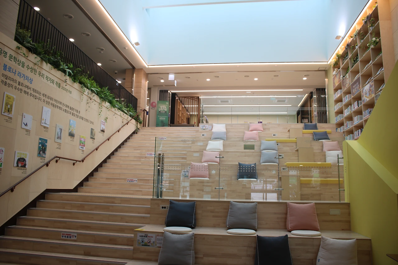 객석이자 서재가 되는 자유로운 공간.JPG