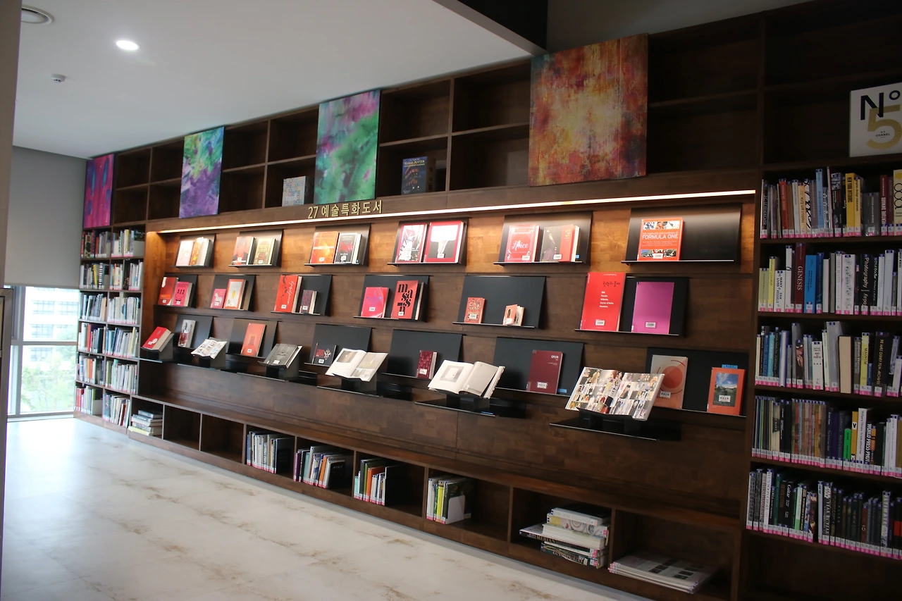 예술특화도서 코너.JPG