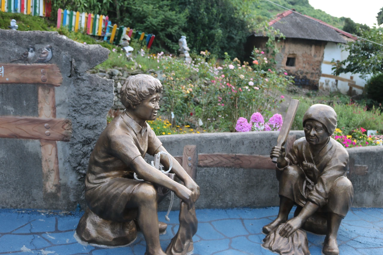 [사진 5.] 옛 빨래터와 빨래하는 마을 여인의 조형물.JPG